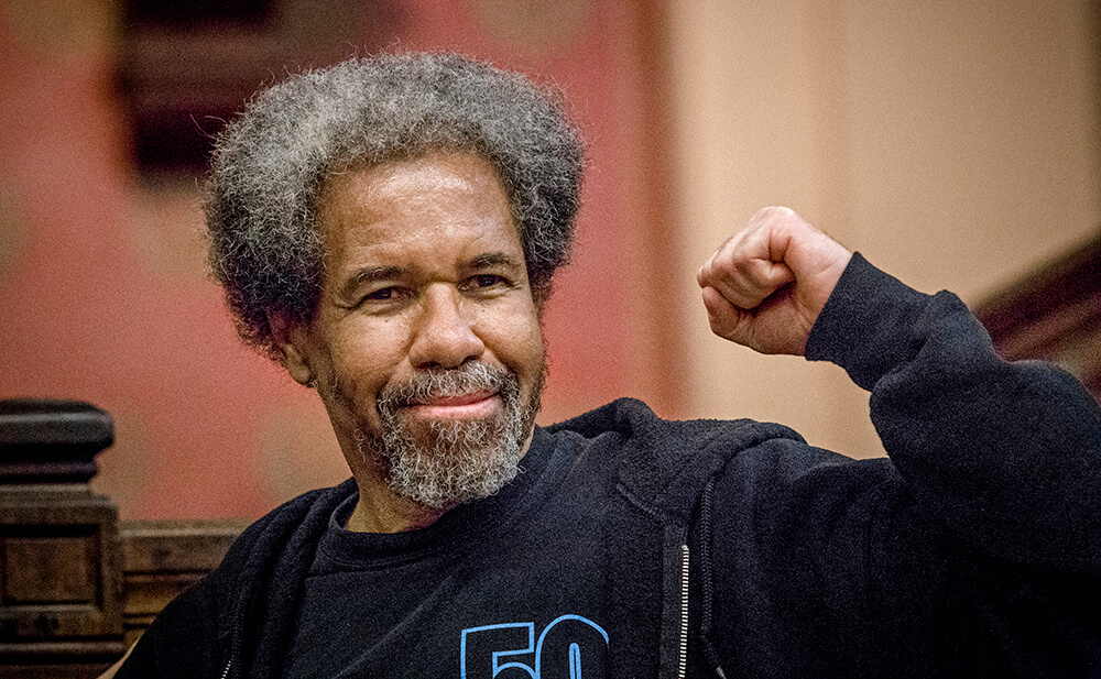 Albert Woodfox aixeca el braç en senyal de victòria. Woodfox va passar gairebé 44 anys en règim d'aïllament en una presó de Louisiana, EUA.