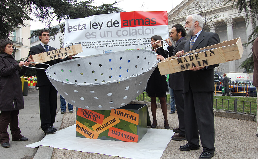 Acte d'Amnistia Internacional, Oxfam Intermón i Greenpeace davant del Congrés dels Diputats per protestar pels forats del projecte de llei que...