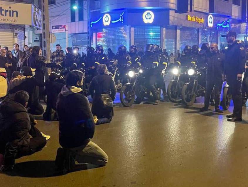 Manifestantes de rodillas frente a las fuerzas del orden